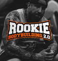Tatuoitu mies istuu salilla – Rookie Bodybuilding 2.0 treeniohjelma aloittelijoille kehonrakennuksen alkuun.