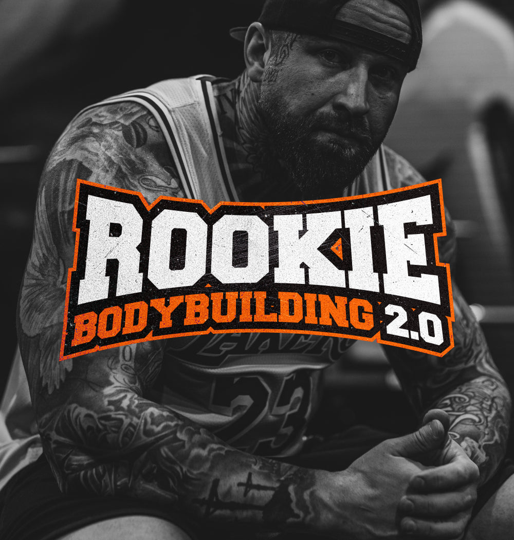 Tatuoitu mies istuu salilla – Rookie Bodybuilding 2.0 treeniohjelma aloittelijoille kehonrakennuksen alkuun.