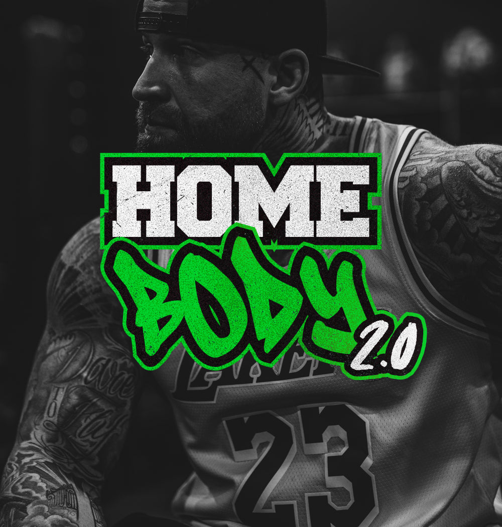 Tatuoitu mies urheiluasussa – Home Body 2.0 kotitreeni-ohjelma ilman kuntosalilaitteita.